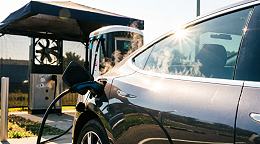 夏季高温暴晒后，别急着给电动车充电！